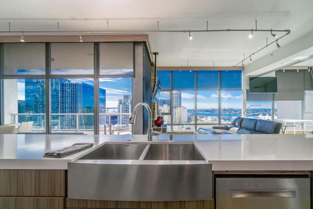 Cityscape Elegance With Water Views Holiday home