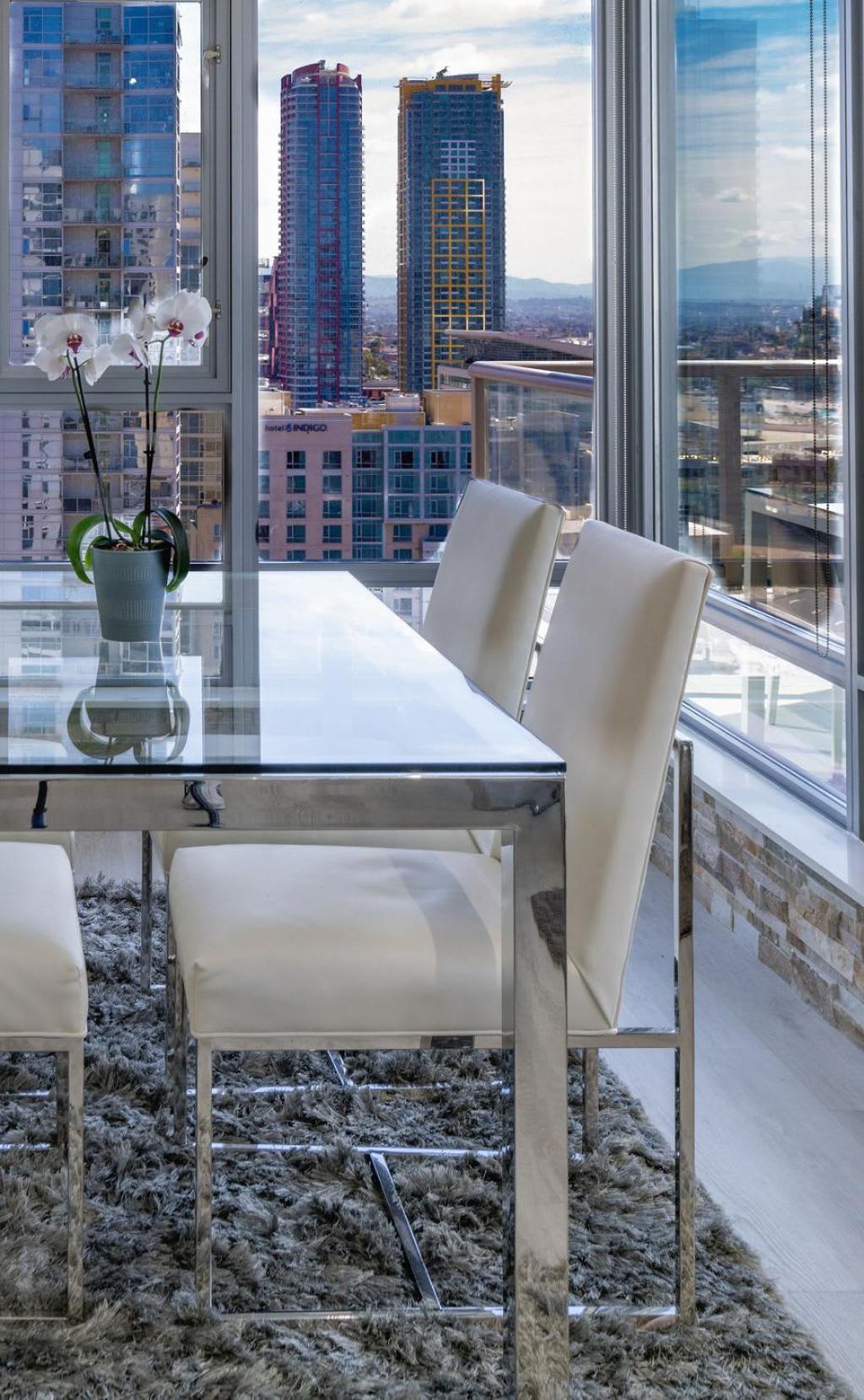 Cityscape Elegance With Water Views Holiday home